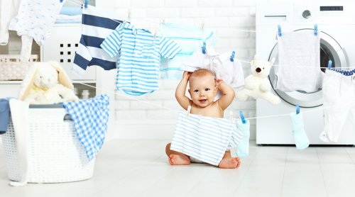 askılmış kıyafetler ve bebek