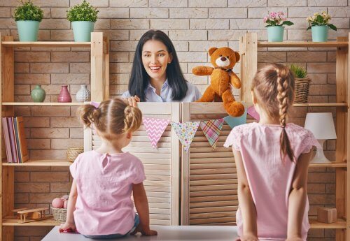 gösteri yapan bir kadın ve iki çocuk