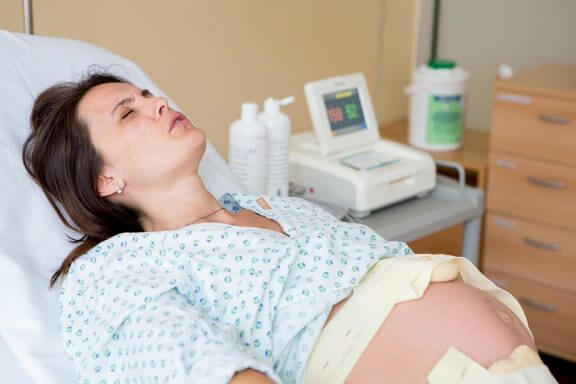 hastanede hamile kadın hemoroit ağrısı