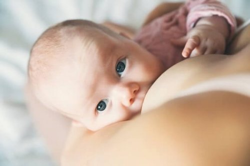 annesinden süt emen mavi gözlü bebek