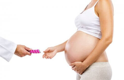 uzatılan ilacı alan hamile kadın