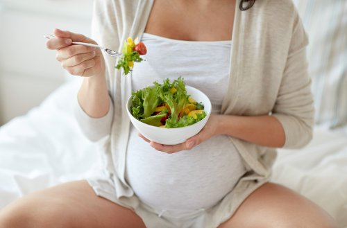 salata yiyen hamile kadın