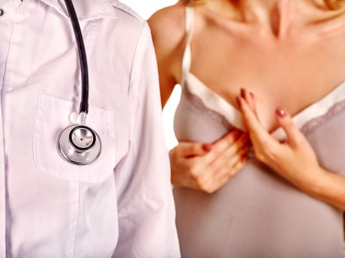 doktor ve göğsünü tutan kadın