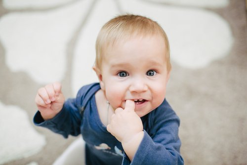 parmağı ağzında bebek