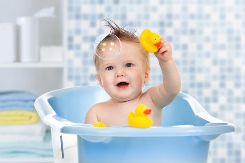 kendi başına banyo yapan bebek