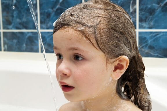 Günlük saç yıkamak banyo yapan çocuk
