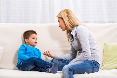 çocuğuyla konuşan anne