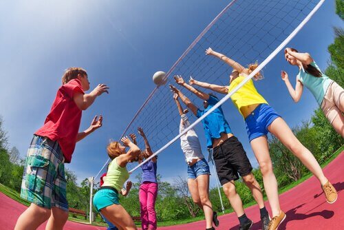 voleybol oynayan çocuklar