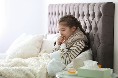 çocuklarda solunum yolu enfeksiyonları yatakta yatan hasta kız