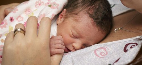 Yoğun Bakımdaki Prematüre Bebekler İçin İnsan Sıcaklığının Önemi