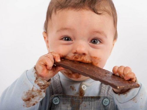 çikolata yiyen çocuk