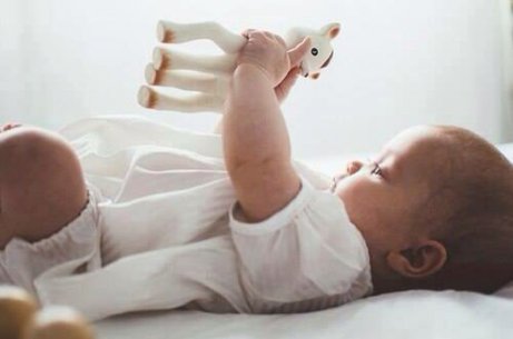 oyuncakla oynayan bebek