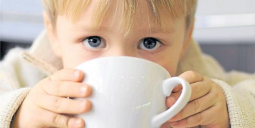 çay içen çocuk