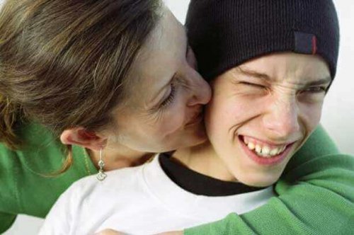 siyah bere takmış oğlunu öpen anne