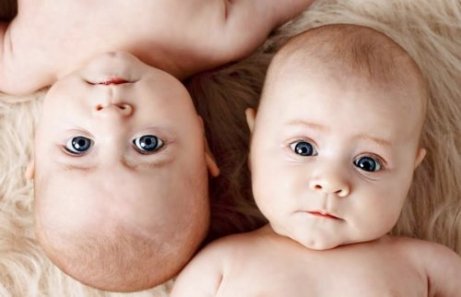 yeni doğmuş ikiz bebekler