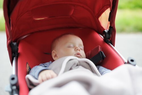 bebek arabasında uyuyan bebek