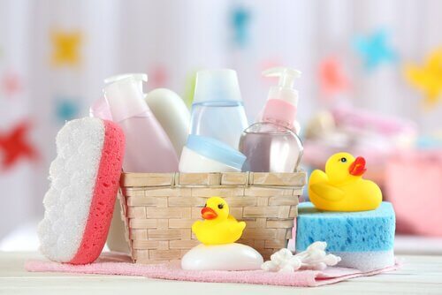 çocuk banyosu için bakım ve temizlik ürünleri