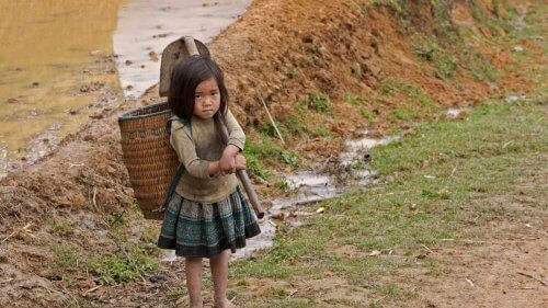 sırtında yük taşıyan çocuk