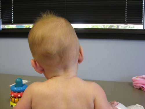 sırtı dönük çocuk