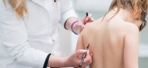 Çocuklarda Skolyoz: Bilmeniz Gereken Her Şey