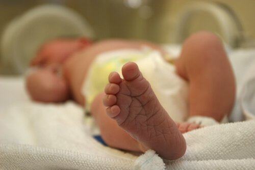 erken doğan bebek ayağı