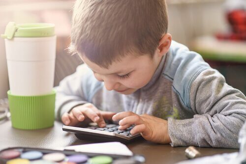 hesap makinesi kullanan çocuk