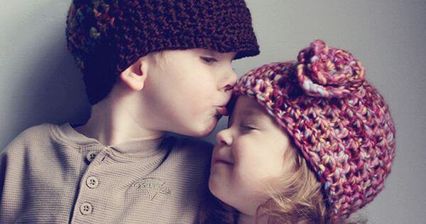 küçük kardeşini öpen çocuk