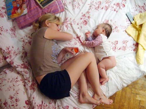 yalnız uyumak istemeyen çocuk ve annesi