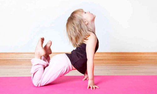 yoga pozisyonunda duran çocuk