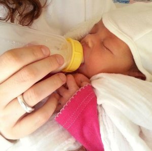 Bebek biberon kullanmayı reddederse ne yapmalıyız?