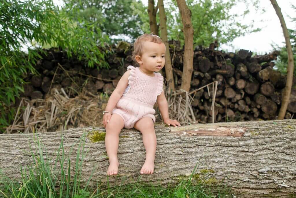 ağaçta oturan bebek