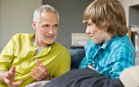 babasıyla konuşan ergen