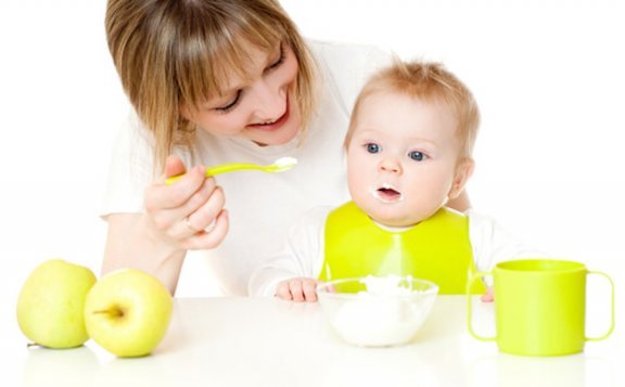 Bebeğinizin Yeni Yiyecekler Denemesine Nasıl Yardımcı Olabilirsiniz?