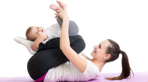 bebeğiyle yoga yapan kadın
