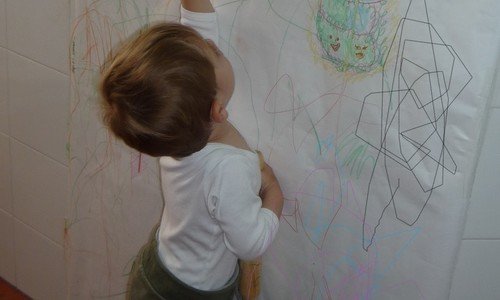 çizim yapan çocuk