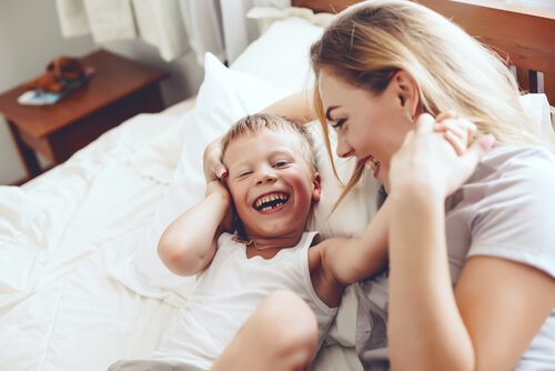 çocuğuyla ilgilenen anne