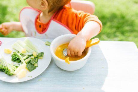 Bebek Önderliğinde Beslenme (BLW): Bebekler Kendi Başına Beslenebilir mi?