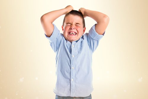 öfke nöbeti geçiren çocuk