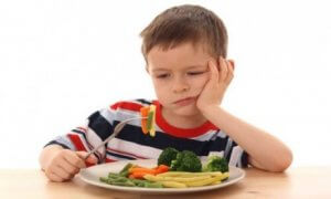 sebze yiyen çocuk
