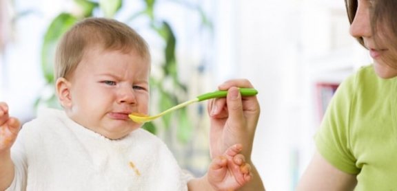 yemek yemek istemeyen ağlayan bebek