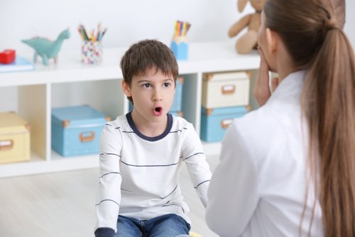 nefes egzersizi yapan çocuk