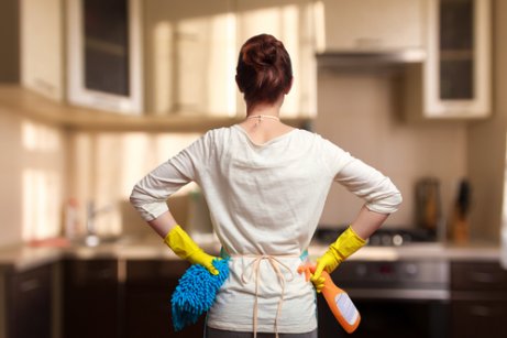 mutfak temizleyen kadın