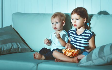 televizyon izleyen iki kardeş