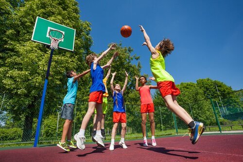 basketbol oynayan çocuklar
