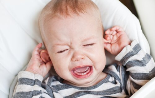 kulaklarını tutarak ağlayan bebeğin ağlamasına izin vermek