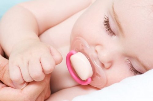 Bebeklerin Emzikle Uyuması Normal Midir?