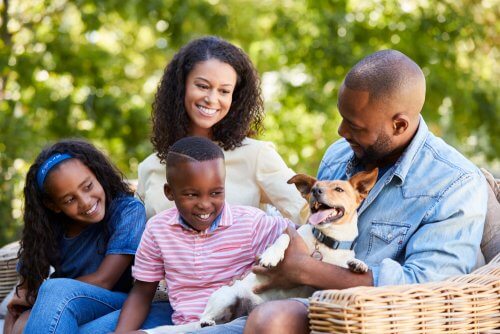 Köpekleri ile birlikte sosyalleşen aile