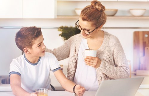Notları için oğlunu tebrik eden anne
