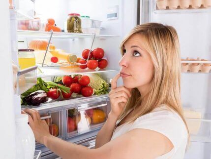 buzdolabının önünde duran kadın