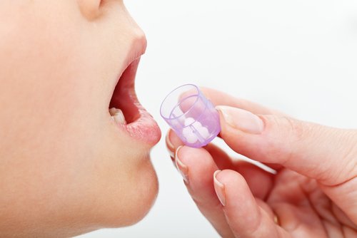 çocuğa ilaç veren kadın